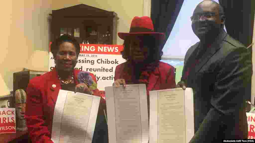 'Yar Majalisar Wakilai Frederica Wilson na murnar samun nasarar dokar da ta gabatar gaban Majalisa.
