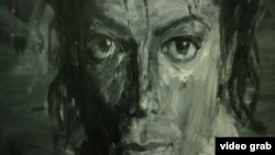 La exposición "Michael Jackson: On the Wall", en el Grand Palais de París, presenta una variedad de retratos y obras inspiradas en Jackson que incluyen collages y videos.