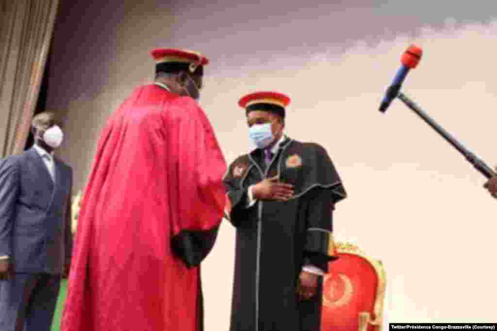 Président Denis Sassou na milulu ya bopesi ye palata ya Docteur Honoris Causa ya Université Marien Ngouabi, na Palais ya Congrès, Brazzaville, Congo-Brazzaville, 12 novembre 2020. (Twitter/Congo-Brazzaville Présidence)