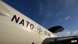 На фото: літак НАТО, який бере участь у очолюваних Німеччиною багатонаціональних навчаннях Air Defender-23 для 10 000 військовослужбовців із країн-членів і партнерів Альянсу, що відпрацьовують сценарій колективної оборони для захисту території НАТО. Ina FASSBENDER/AFP
