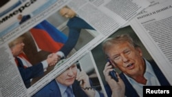Capas de jornais dedicadas ao telefonema Putin-Trump numa banca de jornais em Moscovo. Fotografia de arquivo
