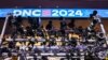 Intathelizindaba sezilungiselele umhlangano omkhulu oweDemocratic National Convention (DNC) eUnited Center eChicago, e-Illinois, August 19, 2024.