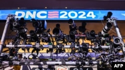 Intathelizindaba sezilungiselele umhlangano omkhulu oweDemocratic National Convention (DNC) eUnited Center eChicago, e-Illinois, August 19, 2024.