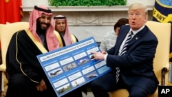 Presiden AS Donald Trump (kanan) menunjukkan persenjataan AS yang dibeli Arab Saudi saat kunjungan Pangeran Mohammed bin Salman ke Gedung Putih 20 Maret 2018 lalu (foto: dok). 