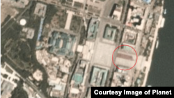 민간 위성업체 '플래닛 랩스(Planet Labs Inc.)'가 한반도 시간으로 18일 평양 일대를 촬영한 위성사진. 김일성 광장에 직사각형 형태의 인파가 포착됐다. 사진 제공=Planet Labs Inc.