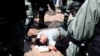 香港防暴警察在香港岛中心地区拘捕反政府示威者。（2019年11月13日）