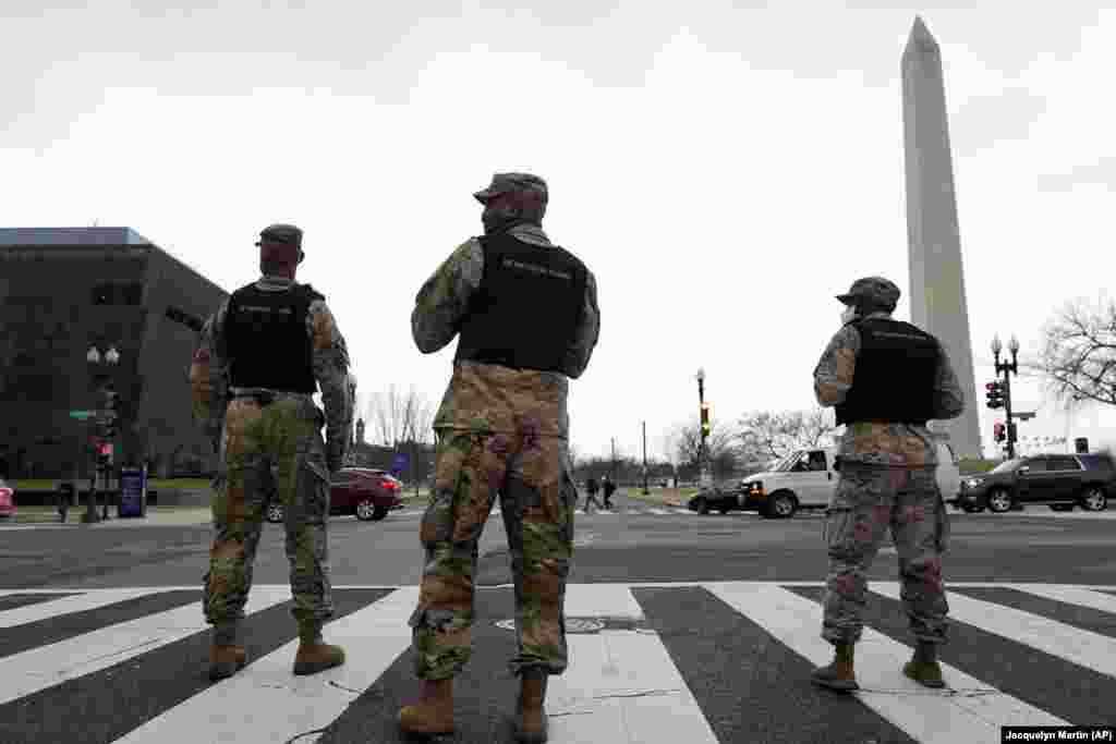 Walinzi wa Taifa wakielekeza magari karibu na muungano wa barabara inayo kwenda katika jengo la Freedom Plaza, Washington, Jan 5, 2021.AP Photo/Jacquelyn Martin)