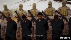Militantes del grupo Estado islámico vigilan a un grupo de cristianos etíopes en Wilayat Fazzan, Libia.