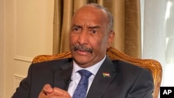 Arhiva - Sudanski general Abdel Fatah al-Burhan odgovara na pitanja novinara tokom intervjua, 22. septembra 2022.