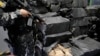 Un agente policial supervisa un cargamento de droga recuperado y a punto de ser incinerado en Cayambe, Ecuador, el 21 de abril de 2022. El gobierno nacional declaró terroristas a varias bandas vinculadas al narcotráfico internacional en abril de este año.