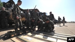 French soldiers prepare their ammunitions at the military airbase in Bamako, before their deployment as part of the "Serval" operation against Islamists occupying northern Mali, January 16, 2013.