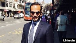 از معدود عکسهای منتشر شده از پاپادوپولوس. 