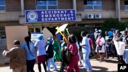 Wafanyakazu wa afya wa Zimbabwe wakiwa kwenye mgomo uliositishwa kwa muda Jumamosi.
