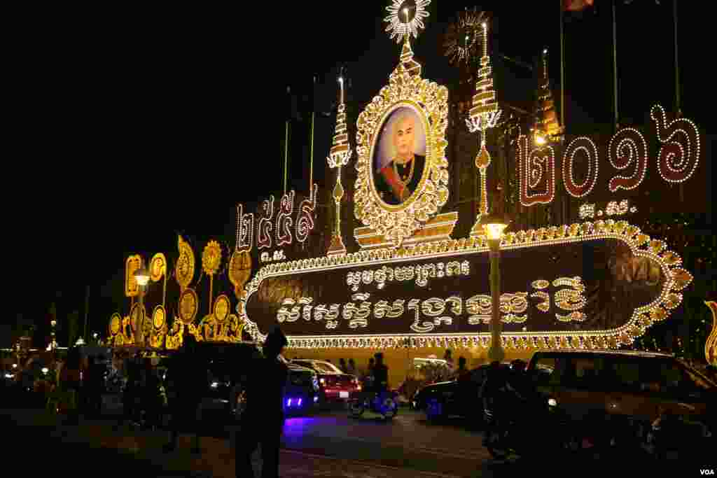 ប្រជាពលរដ្ឋខ្មែរប្រមូលផ្ដុំនៅមុខព្រះបរមរាជវាំងនារាជធានីភ្នំពេញនៅមុខរូបព្រះមហាក្សត្រខ្មែរនៅរាជធានីភ្នំពេញដើម្បីប្រារព្ធពិធីបុណ្យចូលឆ្នាំខ្មែរ កាលពីថ្ងៃសៅរ៍ទី០៩ខែមេសានេះ។ ប្រជាជនខ្មែរប្រារព្ធពិធីបុណ្យចូលឆ្នាំខ្មែរចាប់ពី ថ្ងៃទី ១៣ដល់ទី១៦ខែមេសាឆ្នាំ២០១៦នេះ នៃឆ្នាំវក សត្វស្វា។ (ឡេង ឡែន/VOA)