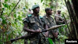 Photo d'archives : Des soldats des FARDC en patrouille contre les forces démocratiques alliées (ADF) et les rebelles de l'Armée nationale pour la libération de l'Ouganda (NALU) près de Beni, dans la province du Nord-Kivu.