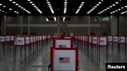 Las urnas de votación esperan a los ciudadanos que participarán en la elección general del 3 de noviembre.