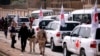 Konvoi Komite Internasional Palang Merah (ICRC) terlihat sedang bergerak menuju Ghouta timur dekat kamp Wafideen di Damaskus, 5 Maret 2018.