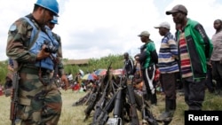 Pasukan Perdamaian PBB mencatat senjata yang dilucuti dari militan Rwanda (FDLR) di wilayah Kateku, Republik Demokratik Kongo (DRC) (Foto: dok). 