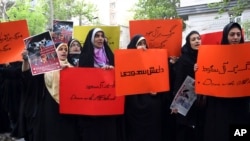 معترضان در تهران علیه عربستان سعودی شعار می دهند