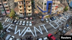Sebuah slogan tertulis di jalan sebagai protes setelah kudeta di Yangon, Myanmar 21 Februari 2021. (Foto: Reuters)