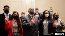 Integrantes de la delegación oficial de Venezuela posan para una foto antes de despedirse luego de asistir a una conferencia de prensa luego de la última ronda de conversaciones con la oposición, en la Ciudad de México, México el 27 de septiembre de 2021.