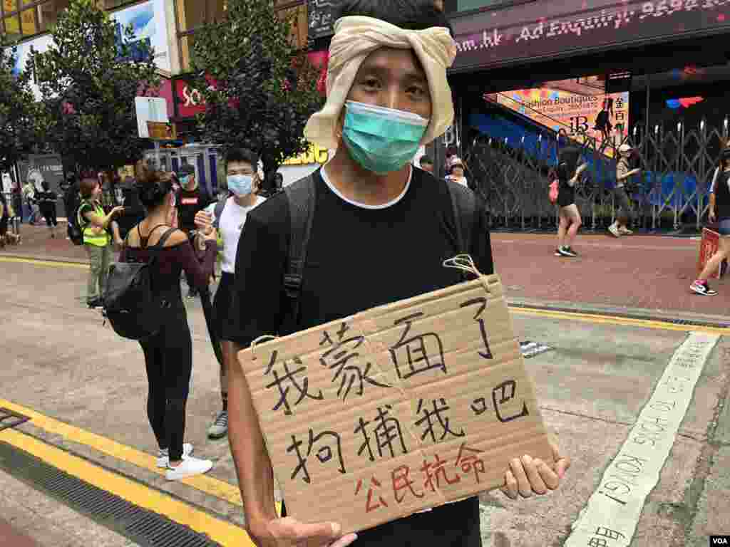 香港市民葉先生多次參與反送中遊行,他表示過去一百多日都沒有戴口罩或蒙面上街,10月5日”禁蒙面法”實施第一日,亦是他第一次戴口罩上街,表達反對”惡法” (美國之音湯惠芸拍攝)