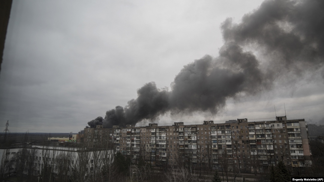 Posledice ruskog granatiranja Mariupolja (Foto: AP/Evgeniy Maloletka)