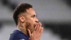 L'attaquant brésilien du Paris Saint-Germain, Neymar, réagit après avoir manqué une occasion lors d'un match de football au stade du Parc des Princes à Paris, le 13 avril 2021.