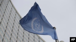 Bendera Badan Energi Atom Internasional berkibar di depan markas organisasi itu di Wina, Austria, 6 Februari 2023. (Foto: Heinz-Peter Bader/AP Photo, arsip)