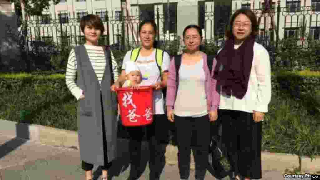 709案家属(右起)王峭岭、陈桂秋、原姗姗和李文足(网络图片,资料照)。 中国维权律师谢阳的妻子陈桂秋和孩子在2017年年3月流亡美国。 陈桂秋母子先是在无证件情况下通过地下通道从中国进入泰国,救援人士用接力方式一程程将他们接送到泰国。 在泰国国际机场上,美、中、泰三方官员发生了激烈争执,都在争陈桂秋母子的监护权。 最后泰国方面将她们交给美方。 策划了整个营救行动并将情况及时报告美国国务院的傅希秋说,川普政府在营救陈桂秋母子的行动中“非常给力”。