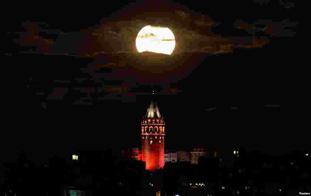'Supermoon' terlihat di atas Menara Galata di kota Istanbul, Turki.