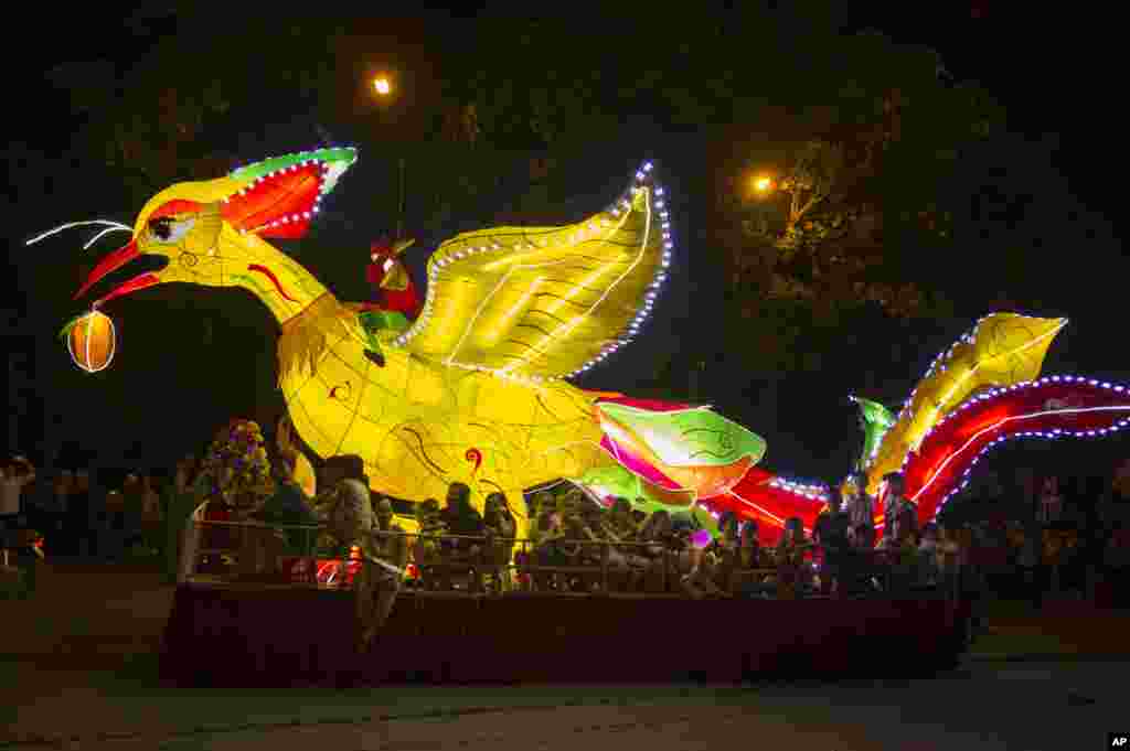 ចង្កៀងរូបហង្សកំពុងត្រូវបានគេដង្ហែរនៅតាមដងផ្លូវដើម្បីបា្ររព្ធពិធីបុណ្យសំពះព្រះខែនៅក្នុងទីក្រុង Tuyen Quang ប្រទេសវៀតណាមកាលពីថ្ងៃទី០២ តុលា ២០១៧។