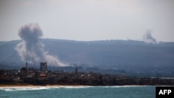 Columnas de humo después de un ataque israelí en el área de el-Hosh, cerca de la ciudad portuaria de Tiro, en el sur del Líbano, el 24 de septiembre de 2024.
