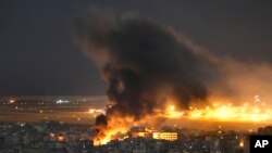 Flanm dife ak lafimen monte apre yon frap ayeryen Izrayelyen kot Dahiyeh ki sitye nan banlye sid Beirout, Liban, 20 Oktob 2024.