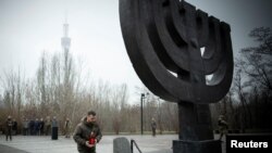 Президент України Володимир Зеленський бере участь у церемонії вшанування пам’яті жертв Голокосту в Бабиному Яру. Київ, Україна, 27 січня 2023 року. REUTERS