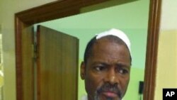 Filomeno Vieira Lopes, secretário-geral do Bloco Democrático, depois de receber tratamento a ferimentos recebidos durante manifestação de 10 de Março