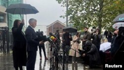 Eamonn Corrigan, detective jefe del Servicio de Policía de Irlanda del Norte habla con los periodistas afuera del Tribunal de la Corona de Belfast, tras la sentencia de Alexander McCartney por abuso sexual infantil masivo en línea, en Belfast, el 25 de octubre de 2024.