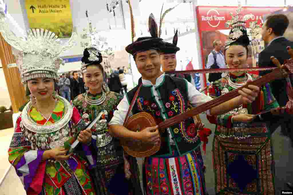 2018年3月7日,在德国柏林举行的国际旅游贸易博览会的中国展台,身穿少数民族服装的男女表演,以女性为主。