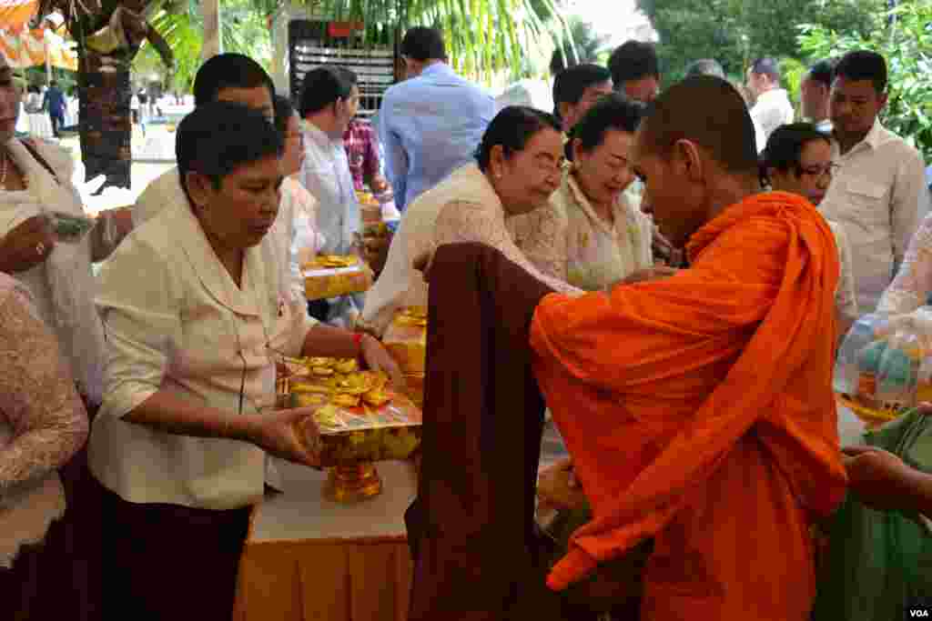 អ្នកស្រីភឿង សកុណា រដ្ឋមន្រ្តីក្រសួងវប្បធម៌ និងវិចិត្រសិល្បៈ ប្រគេនចង្ហាន់ដល់ព្រះសង្ឃនៅមន្ទីរស-២១ ក្នុងរាជធានីភ្នំពេញ កាលពីថ្ងៃព្រហស្បតិ៍ ទី០៤ ខែតុលា ឆ្នាំ២០១៨។ (ណឹម សុភ័ក្រ្តបញ្ញា/VOA)