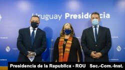  De izquierda a derecha: Álvaro Delgado, Secretario de la Presidencia de Uruguay, Jennifer Savage, Encargada de Negocios de la Embajada de EE.UU. en Uruguay, y Daniel Salinas, ministro de Salud de Uruguay. [Foto: Presidencia de la Republica - ROU]
