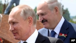 На фото: Путін та Лукашенко у червні 2020-го року вітають ветеранів Другої світової війни у селищі Хорошево у Тверській області