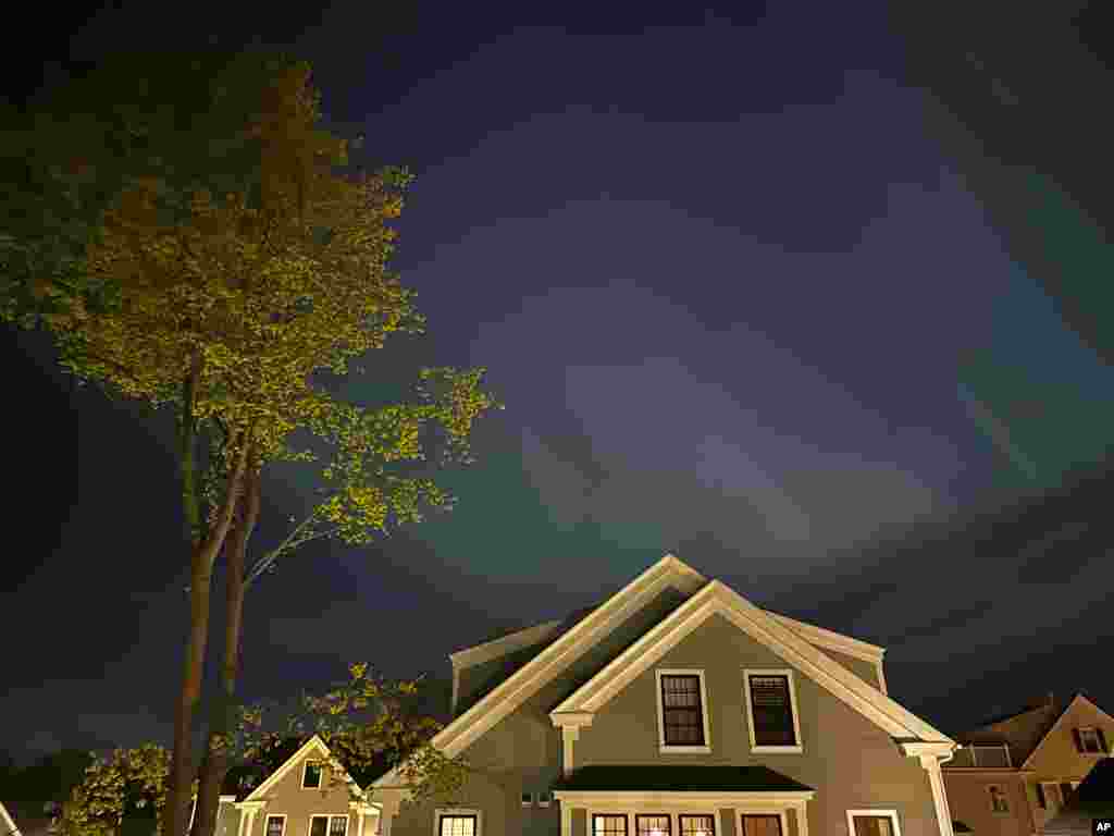 Para la mayoría de regiones en el mundo, no es común observar los espectaculares colores de las auroras boreales. En Portsmouth, en el estado de Nueva Hampshire, Estados Unidos, la noche del viernes los residentes pudieron observar las luces desde sus casas.