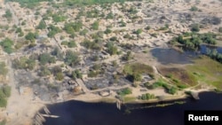 FILE - Pemandangan udara menunjukkan Ngouboua setelah diserang oleh militan Boko Haram, 13 Februari 2015. Serangan oleh kelompok tersebut pada 27 Oktober 2024 menargetkan garnisun di daerah tersebut yang menampung lebih dari 200 tentara Chad.