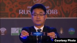 아시아 축구연맹 AFC 의 신만길 경기국장이 13일 러시아 월드컵 아시아 2차예선 조 추첨행사에서 북한이 H조에 배정된 추첨결과를 공개하고 있다.