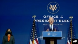 ប្រធានាធិបតីជាប់ឆ្នោត​លោក Joe Biden រួមជាមួយ​ដោយ​អនុប្រធានាធិបតី​ជាប់ឆ្នោត​អ្នកស្រី Kamala Harris ថ្លែង​នៅ​មហោស្រព The Queen នៅ​ថ្ងៃចន្ទ ទី៩ ខែវិច្ឆិកា ឆ្នាំ២០២០ នៅទីក្រុង Wilmington រដ្ឋ Delaware។