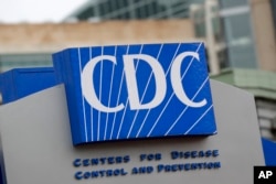 แฟ้มภาพ - ป้ายของศูนย์ควบคุมและป้องกันโรคสหรัฐฯ (CDC) ที่นครแอตแลนตา เมื่อ 15 มี.ค. 2563