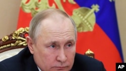 Presiden Rusia Vladimir Putin memimpin rapat kabinet virtual di Moskow, pada 10 Maret 2022. (Foto: Kremlin Pool Photo via AP/Mikhail Klimentyev, Sputnik)