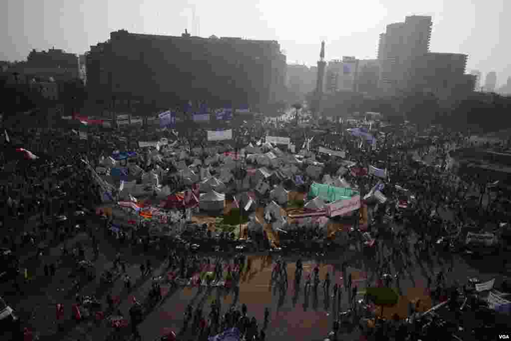 Thousands of people gather in Tahrir Square to protest Egyptian President Mohamed Morsi's recent consolidation of power, November 30, 2012. (Y. Weeks/VOA)