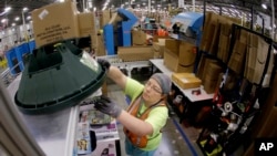 Ashley Merritt prepara una orden para envío en un centro de distribución de Amazon en Lebanon, Tennesee. Foto de Archivo. Se estima que unos 121 millones de estadounidenses harán compras por internet este lunes.