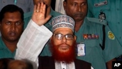 Polisi Bangladesh mengawal Delwar Hossain Sayeedi, pemimpin partai Islam terbesar Bangladesh Jamaat-e-Islami, seusai sidang di pengadilan kota Dhaka, Bangladesh (Foto: dok).
